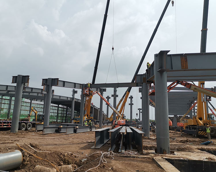 山西泰立公司告訴您，山西鋼結(jié)構(gòu)廠房施工要注意哪些方面？